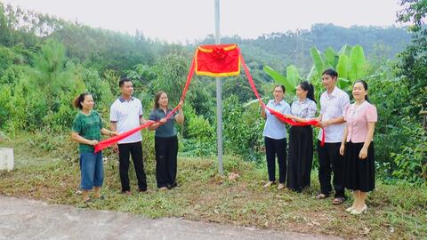 Trao công trình “Thắp sáng đường thôn” tại thôn Nà Pá, xã Đình Lập