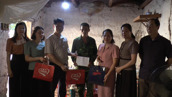 Khối dân vận huyện Đình Lập thăm động viên ông Phùng Văn Tư, Khu 8 thị trấn Đình Lập