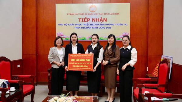 ỦY BAN MẶT TRẬN TỔ QUỐC VIỆT NAM XÃ ĐÌNH LẬP TRAO TIỀN ỦNG HỘ NHÂN DÂN BỊ LŨ LỤT TẠI ỦY BAN MẶT TRẬN TỔ QUỐC VIỆT NAM TỈNH LẠNG SƠN