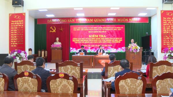 Đồng chí Giáp Thị Bắc, Ủy viên Ban Thường vụ Tỉnh ủy, Trưởng Ban Tổ chức Tỉnh ủy kiểm tra công tác bầu cử tại xã Đình Lập