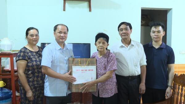 BÍ THƯ ĐẢNG UỶ XÃ THĂM, TẶNG QUÀ GIA ĐÌNH CHÍNH SÁCH, NGƯỜI CÓ CÔNG NHÂN DỊP KỶ NIỆM 79 NĂM NGÀY THƯƠNG BINH - LIỆT SĨ