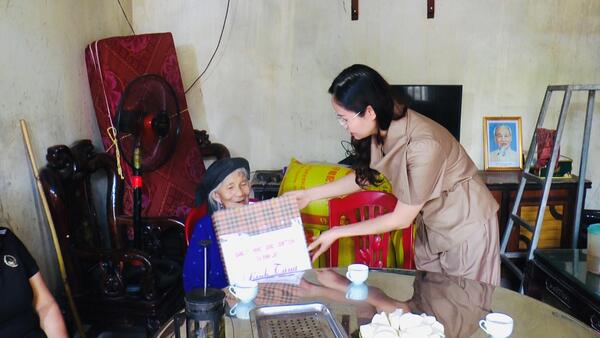 Lãnh đạo UBND xã Đình Lập thăm hỏi, tặng quà các gia đình thương binh nhân dịp 27/7