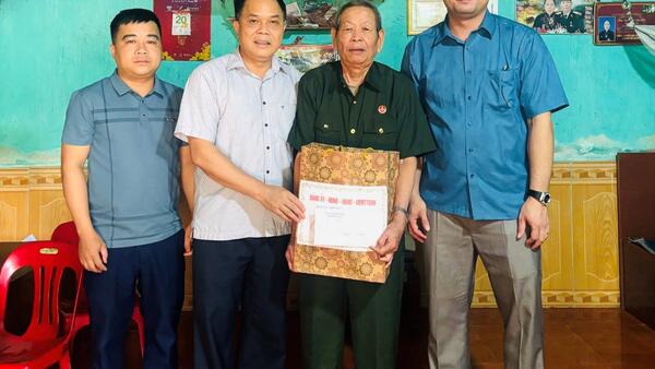 Lãnh đạo HĐND xã Đình Lập thăm, tặng quà gia đình chính sách, thương binh nhân dịp 27/7