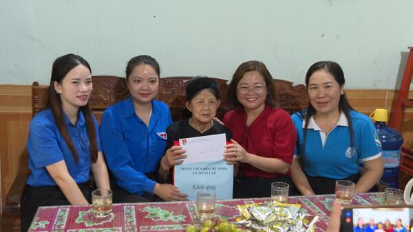 UỶ BAN MTTQ VÀ CÁC TỔ CHỨC CHÍNH TRỊ - XÃ HỘI TẶNG QUÀ GIA ĐÌNH CHÍNH SÁCH, NGƯỜI CÓ CÔNG NHÂN DỊP KỶ NIỆM 79 NĂM NGÀYTHƯƠNG BINH - LIỆT SĨ