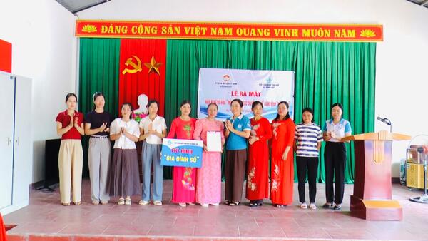 Ủy ban MTTQ xã Đình Lập ra mắt mô hình “Mỗi thôn một góc chuyển đổi số” và mô hình “Gia đình số” tại thôn Nà Pá