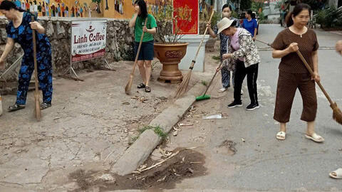 NHÂN DÂN CÁC THÔN TÍCH CỰC VỆ SINH ĐƯỜNG LÀNG, NGÕ XÓM ĐÓN TẾT ĐỘC LẬP
