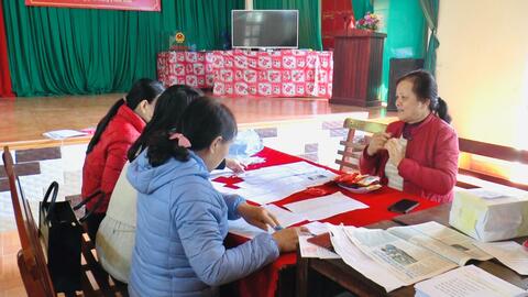 Các cử tri trên địa bàn xã Đình Lập được phát thẻ cử tri để thực hiện quyền bầu cử của mình