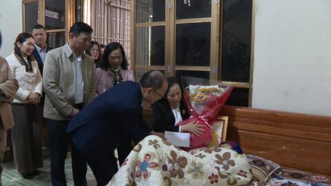 Đồng chí Đoàn Thị Hậu, Phó Bí thư TT Tỉnh uỷ, Chủ tịch HĐND tỉnh thăm và chúc thọ người cao tuổi thọ 100 tuổi tại xã Đình Lập