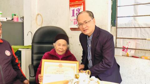 Đồng chí Liễu Anh Minh, Bí thư Đảng uỷ, Chủ tịch HĐND xã thăm hỏi, tặng quà và chúc thọ người cao tuổi