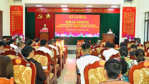 Khai giảng lớp bồi dưỡng chuyên đề lịch sử “Đảng ta thật vĩ đại” năm 2026