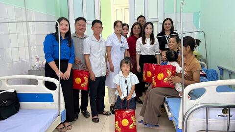 THĂM TẶNG QUÀ TẾT TRUNG THU CHO TRẺ EM ĐANG ĐIỀU TRỊ TẠI TRUNG TÂM Y TẾ KHU VỰC ĐÌNH LẬP