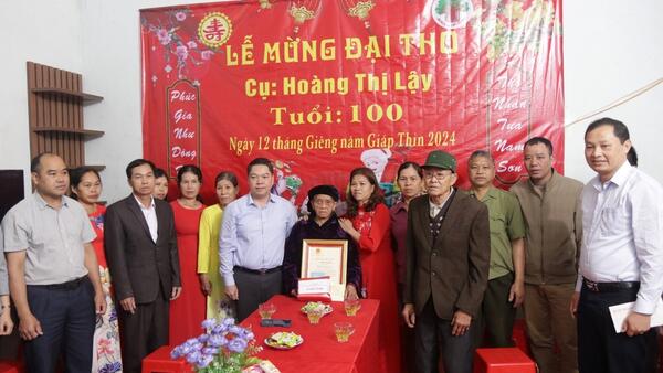 Lãnh đạo UBND tỉnh thăm, chúc thọ cụ 100 tuổi tại xã Bắc Xa, huyện Đình Lập