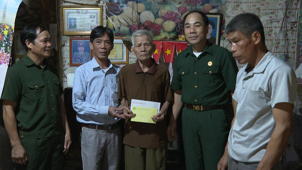 Hội Cựu chiến binh huyện Đình Lập thăm, tặng quà cựu chiến binh kháng chiến chống Pháp