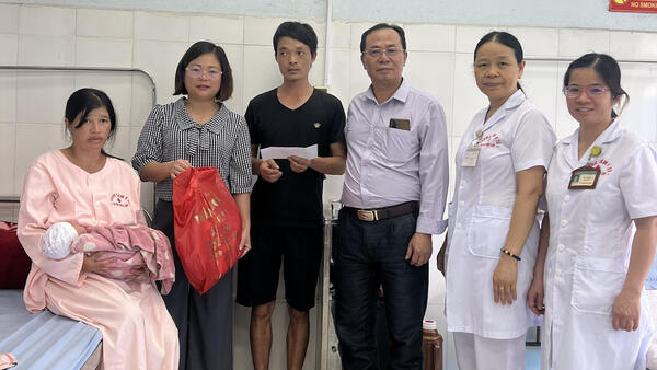 Hội Chữ thập đỏ huyện thăm, tặng quà cho bệnh nhân điều trị  tại Trung tâm y tế huyện
