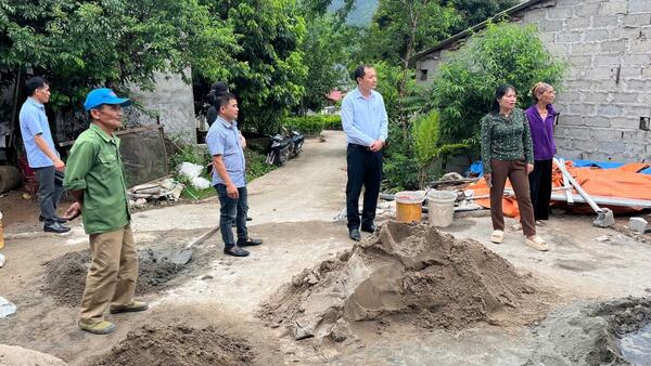 Đồng chí Bí thư Huyện ủy kiểm tra công tác xóa nhà tạm, nhà dột nát tại xã Cường Lợi