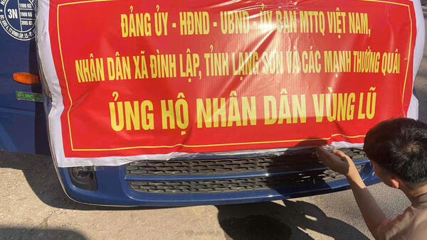 Đảng ủy - HĐND - UBND - Uỷ ban MTTQ Việt Nam xã Đình Lập phối hợp cùng với các nhà hảo tâm, các mạnh thường quân chung tay ủng hộ người dân vùng lũ lụt