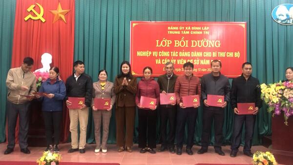 BẾ GIẢNG LỚP BỒI DƯỠNG NGHIỆP VỤ CÔNG TÁC ĐẢNG DÀNH CHO BÍ THƯ CHI BỘ VÀ CẤP UỶ VIÊN CƠ SỞ NĂM 2025
