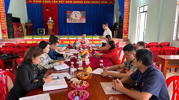 Lãnh đạo Đảng ủy, Ủy ban nhân dân xã làm việc với thôn 7, xã Đình Lập, tỉnh Lạng Sơn
