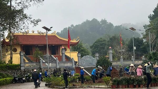 ỦY BAN MẶT TRẬN TỔ QUỐC XÃ ĐÌNH LẬP TỔ CHỨC RA QUÂN QUÉT DỌN, CẢI TẠO BỒN HOA, TRỒNG THÊM MỚI CÂY HOA, CÂY CẢNH TẠI KHUÔN VIÊN KHU VỰC ĐÌNH HÁNG SLẤP