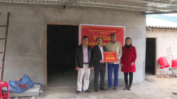 BAN CHỈ ĐẠO XÓA NHÀ TẠM, NHÀ DỘT NÁT TRAO HỖ TRỢ KINH PHÍ XOÁ NHÀ TẠM, NHÀ DỘT NÁT TẠI THÔN NGÀN CHẢ XÃ ĐÌNH LẬP