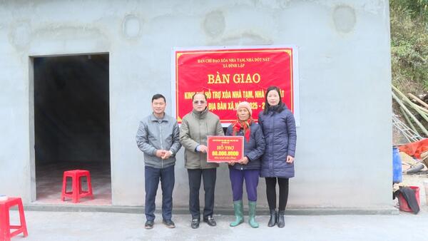 Xã Đình Lập bàn giao kinh phí hỗ trợ xóa nhà tạm, nhà dột nát tại thôn Còn Áng và thôn Pò Tấu