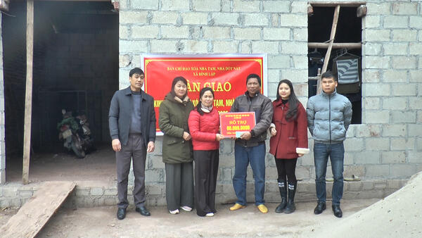 Lãnh đạo Đảng uỷ xã Đình Lập trao kinh phí hỗ trợ xóa nhà tạm, nhà dột nát cho các hộ bị ảnh hưởng biến đổi khí hậu