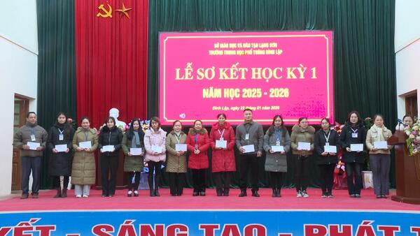 Đồng chí Bí thư Đảng uỷ xã dự lễ sơ kết học kỳ I tại trường THPT Đình Lập