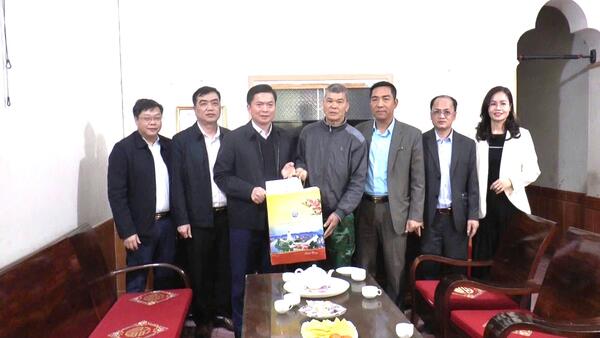 Lãnh đạo tỉnh thăm, tặng quà lực lượng vũ trang và gia đình chính sách tại xã Đình Lập