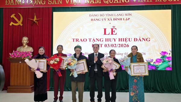 ĐẢNG UỶ XÃ ĐÌNH LẬP TỔ CHỨC LỄ TRAO TẶNG HUY HIỆU ĐẢNG ĐỢT 03/02/2026