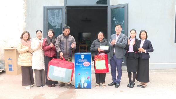 Ngân hàng Chính sách xã hội Đình Lập thăm, tặng quà tết cho hộ gia đình có hoàn cảnh khó khăn