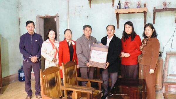 Lãnh đạo Đảng uỷ xã Đình Lập thăm, chúc Tết, tặng quà các gia đình chính sách nhân dịp Tết Bính Ngọ 2026