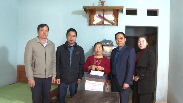 Lãnh đạo xã Đình Lập thăm tặng quà các gia đình chính sách trên địa bàn xã