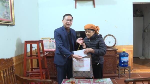 Chủ tịch UBND xã Đình Lập thăm, tặng quà gia đình chính sách nhân dịp Tết Nguyên đán 2026