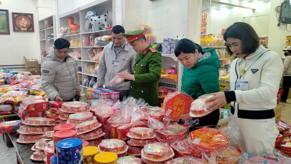 Đoàn kiểm tra liên ngành xã Đình Lập kiểm tra công tác bảo đảm an toàn thực phẩm dịp Tết Nguyên đán