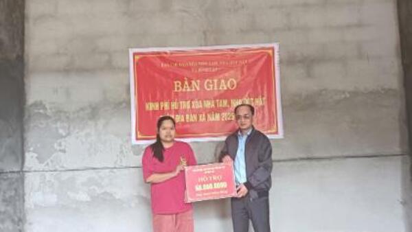 Xã Đình Lập bàn giao kinh phí hỗ trợ xóa nhà tạm, nhà dột nát tại thôn Tà Hón