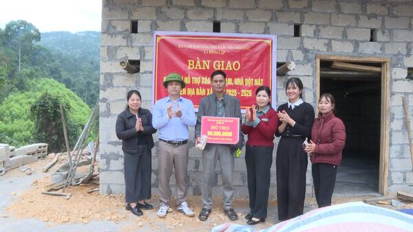 Xã Đình Lập bàn giao kinh phí hỗ trợ xóa nhà tạm, nhà dột nát tại thôn Quyết Tiến