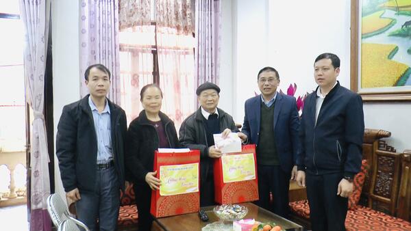 Đồng chí Chủ tịch UBND xã thăm, chúc Tết các đồng chí nguyên lãnh đạo huyện, xã qua các thời kỳ