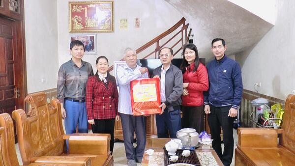 Lãnh đạo Đảng uỷ xã Đình Lập thăm, chúc Tết các đồng chí nguyên lãnh đạo xã