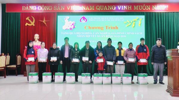 Trao tặng 20 xuất quà tết cho hộ nghèo, cận nghèo, gia đình chính sách nhân dịp Xuân Bính Ngọ 2026