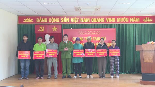 Công an xã Đình Lập trao tặng quà Tết cho hộ nghèo