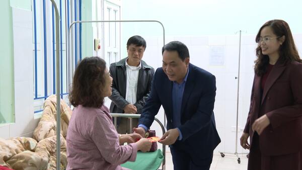 Lãnh đạo xã Đình Lập thăm, tặng quà bệnh nhân trong đêm giao thừa
