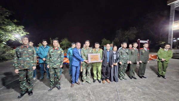 Lãnh đạo Đảng ủy xã thăm và động viên cán bộ, chiến sĩ, dân quân Ban Chỉ huy quân sự xã trực bắn pháo hoa đêm Giao thừa Tết nguyên đán Bính Ngọ năm 2026