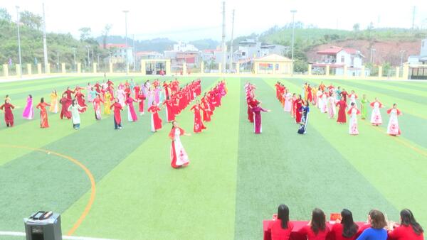 Hơn 100 hội viên phụ nữ xã Đình Lập đồng diễn dân vũ mừng Ngày Quốc tế Phụ nữ 8/3