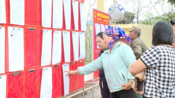 Cử tri xã Đình Lập quan tâm tìm hiểu thông tin các ứng cử viên trước ngày bầu cử