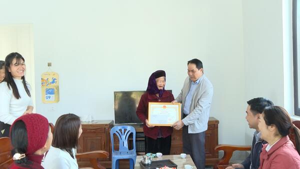 Lãnh đạo HĐND xã thăm, chúc thọ người cao tuổi thọ 90 tuổi