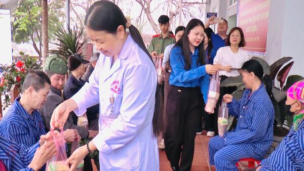 Chương trình phát cháo miễn phí cho bệnh nhân tại Trung tâm Y tế khu vực Đình Lập