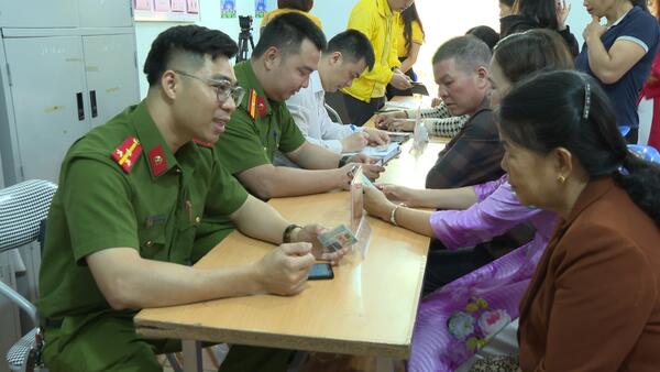 Công an xã Đình Lập tích cực hỗ trợ người dân cài đặt tài khoản an sinh xã hội và ứng dụng “Báo cháy 114”