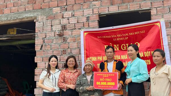 ỦY BAN MTTQ XÃ ĐÌNH LẬP TRAO KINH PHÍ HỖ TRỢ XOÁ NHÀ TẠM NHÀ DỘT NÁT