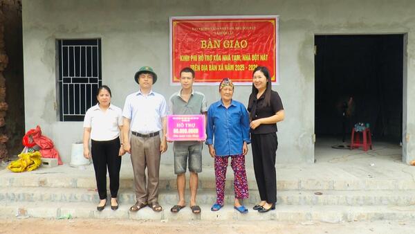 Xã Đình Lập bàn giao kinh phí hỗ trợ xóa nhà tạm, nhà dột nát tại thôn Quyết Tiến