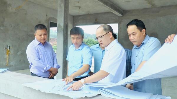 Đoàn công tác của HĐND xã Đình Lập kiểm tra các công trình, dự án trên địa bàn xã